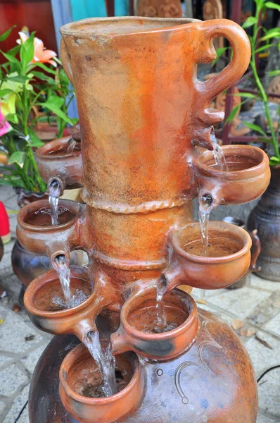 Fontana di ceramica con acqua in giardino — Foto Stock