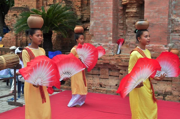 Nha Trang, Vietnam - 11 de julio de 2015: Realización de una danza folclórica tradicional de champa en el templo Ponagar en Nha Trang — Foto de Stock