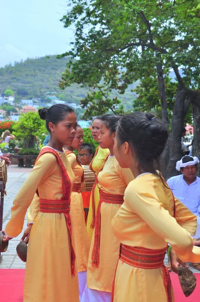 Nha Trang, Vietnam - July 11, 2015: Performing of a traditional folk dance of champa at the Ponagar temple in Nha Trang — Stock Photo, Image