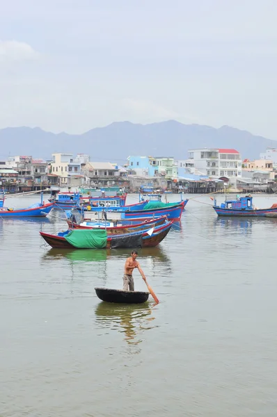 Nha Trang, Vietnam - 11 de julio de 2015: Barcos pesqueros atracan en un muelle en el río Cai de la ciudad de Nha Trang — Foto de Stock