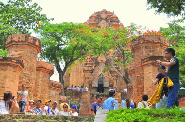 芽庄, 越南-2015年7月11日: 游客正在访问芽庄的波纳加尔寺庙 — 图库照片