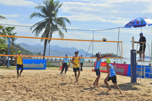 Nha Trang, Vietnam - 12 Juli 2015: Para pemain bermain dalam sebuah pertandingan dalam sebuah turnamen voli pantai di kota Nha Trang — Stok Foto