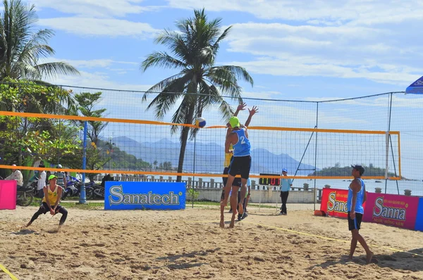 Nha Trang, Vietnam - 12 Juli 2015: Para pemain bermain dalam sebuah pertandingan dalam sebuah turnamen voli pantai di kota Nha Trang — Stok Foto