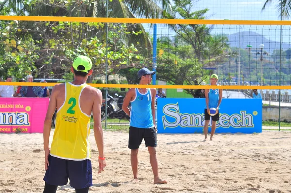 Nha Trang, Vietnam - 12 Juli 2015: Para pemain bermain dalam sebuah pertandingan dalam sebuah turnamen voli pantai di kota Nha Trang — Stok Foto