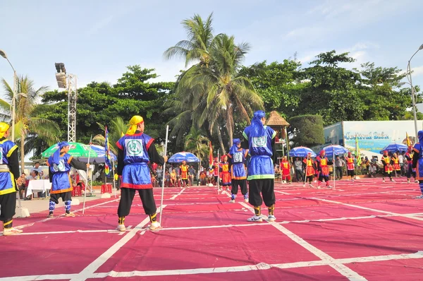 Nha Trang, Vietnam - 13 juli 2015: Martial arts van menselijke Schaken op een festival op het strand van Nha Trang city — Stockfoto