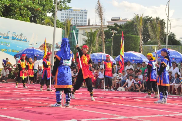 Nha Trang, Vietnam - July 13, 2015: Martial arts of human chess in a festival on the beach of Nha Trang city — Stock Photo, Image