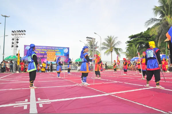 Nha Trang, Vietnam - 13 juli 2015: Martial arts van menselijke Schaken op een festival op het strand van Nha Trang city — Stockfoto