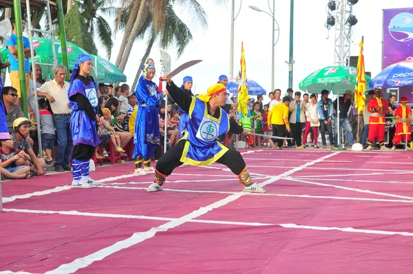 Nha Trang, Vietnam - 13. července 2015: bojová umění ze šachového festivalu na městské pláži Nha Trang — Stock fotografie