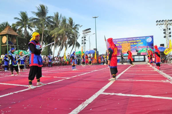 Nha Trang, Vietnam - 13 de julio de 2015: Artes marciales del ajedrez humano en un festival en la playa de la ciudad de Nha Trang — Foto de Stock