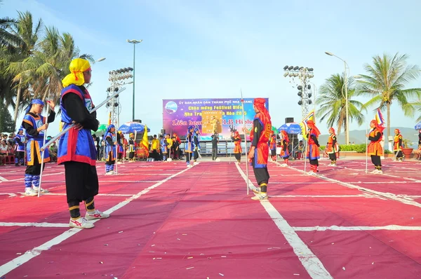 Nha Trang, Vietnam - 13 juli 2015: Martial arts van menselijke Schaken op een festival op het strand van Nha Trang city — Stockfoto