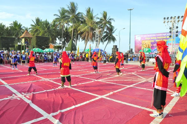 Nha Trang, Vietnam - 13 de julio de 2015: Artes marciales del ajedrez humano en un festival en la playa de la ciudad de Nha Trang — Foto de Stock