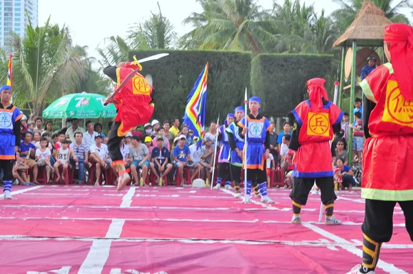 Nha Trang, Vietnam - July 13, 2015: Martial arts of human chess in a festival on the beach of Nha Trang city — Stock Photo, Image