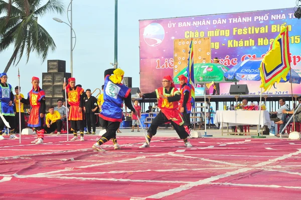 Nha Trang, Vietnam - July 13, 2015: Martial arts of human chess in a festival on the beach of Nha Trang city — Stock Photo, Image