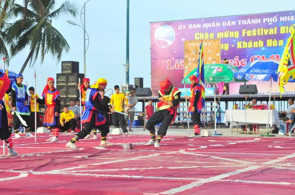 Nha Trang, Vietnam - 13 de julio de 2015: Artes marciales del ajedrez humano en un festival en la playa de la ciudad de Nha Trang — Foto de Stock