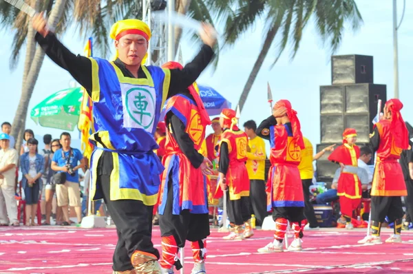 Nha Trang, Vietnam - 13 juli 2015: Martial arts van menselijke Schaken op een festival op het strand van Nha Trang city — Stockfoto