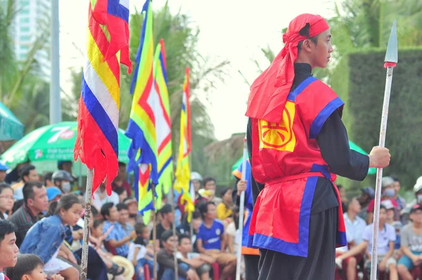 Nha Trang, Vietnam - 13 de julio de 2015: Artes marciales del ajedrez humano en un festival en la playa de la ciudad de Nha Trang —  Fotos de Stock
