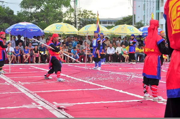 Nha Trang, Vietnam - 13 juli 2015: Martial arts van menselijke Schaken op een festival op het strand van Nha Trang city — Stockfoto