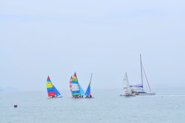 Nha Trang, Vietnam - 11 Temmuz 2015: yelkenli tekne Nha Trang Bay bir yarış için hazır