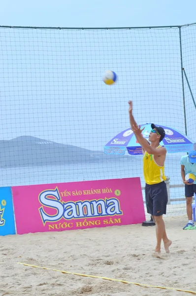 Nha Trang, Vietnam 11 Juli 2015: Seorang atlet sedang mempersiapkan diri untuk melayani bola voli pantai — Stok Foto