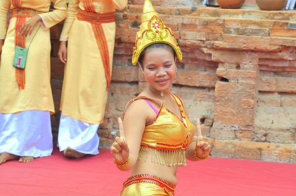 Nha Trang, Vietnam - 11 luglio 2015: Esecuzione di una danza popolare tradizionale di champa al tempio di Ponagar a Nha Trang — Foto Stock