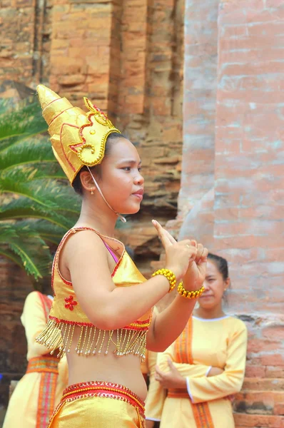 Nha Trang, Vietnam - 11. července 2015: Provedení tradičního lidového tance champa v chrámu Ponagar v Nha Trang — Stock fotografie