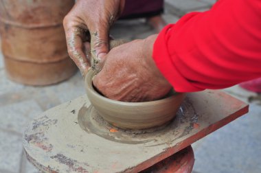 Nha Trang, Vietnam - 11 Temmuz 2015: Yaşlı bir kadın teknikleri Nha Trang Po Nagar tapınağında kalıplama seramik gerçekleştiriyor