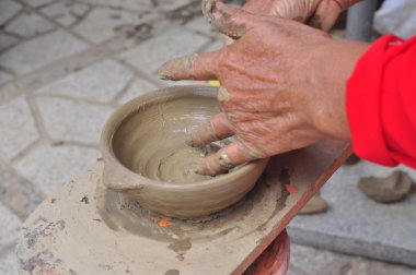 Nha Trang, Vietnam - 11 Temmuz 2015: Yaşlı bir kadın teknikleri Nha Trang Po Nagar tapınağında kalıplama seramik gerçekleştiriyor