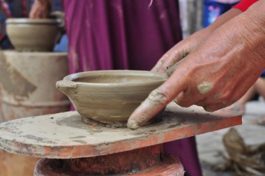 Nha Trang, Vietnam - 11 Temmuz 2015: Yaşlı bir kadın teknikleri Nha Trang Po Nagar tapınağında kalıplama seramik gerçekleştiriyor