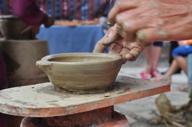 Nha Trang, Vietnam - 11 Temmuz 2015: Yaşlı bir kadın teknikleri Nha Trang Po Nagar tapınağında kalıplama seramik gerçekleştiriyor