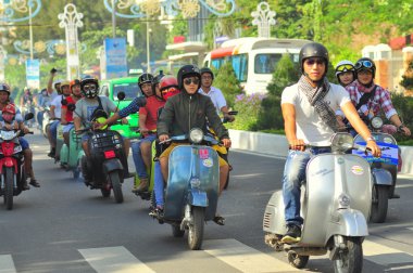Nha Trang, Vietnam - 12 Temmuz 2015: Nha Trang şehrinin sokağında gençler tarafından bir vespa scooter geçit töreni