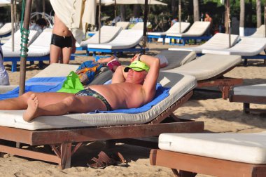 Nha Trang, Vietnam - 14 Temmuz 2015: Sunbathingon Nha Trang beach bir gezgin olan