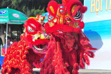 Nha Trang, Vietnam - 14 Temmuz 2015: Genç erkek Nha Trang beach şehrin aslan dans performans