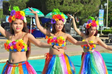 Nha Trang, Vietnam - 14 Temmuz 2015: Genç kız dansçılar Nha Trang beach şehrin üzerinde bir spor dans performans