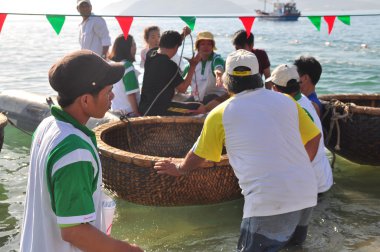 Nha Trang, Vietnam - 14 Temmuz 2015: Balıkçılar bir sepet tekne deniz Nha Trang koyda yarış için hazır