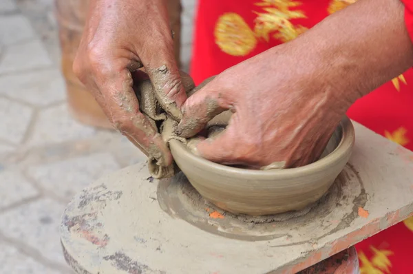 Nha Trang, Vietnam - 11 de julio de 2015: Una anciana realiza las técnicas de moldeo cerámico en el templo de Po Nagar en Nha Trang —  Fotos de Stock