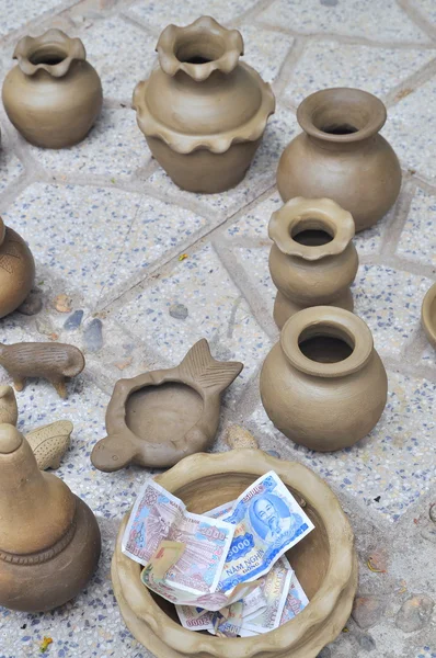 Нячанг, В'єтнам - 11 липня 2015: Продаж керамічних виробів у храмі Po Нагар в місті Nha Trang — стокове фото