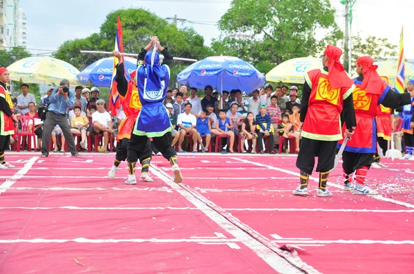 Nha Trang, Vietnam - July 13, 2015: Martial arts of human chess in a festival on the beach of Nha Trang city — Stock Photo, Image