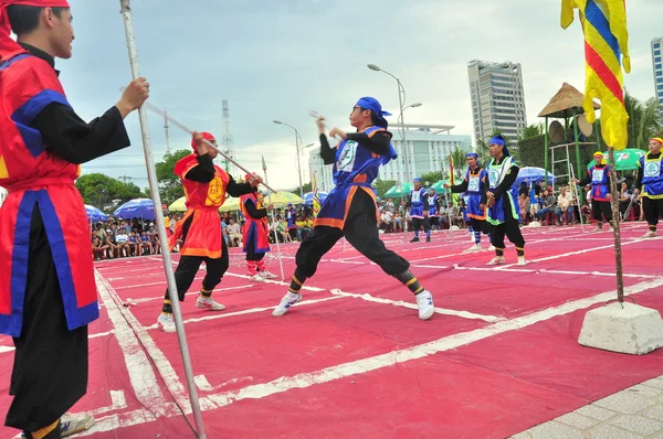 Nha Trang, Vietnam - 13. juli 2015: Martial arts of human chess på en festival på stranden i Nha Trang by – stockfoto