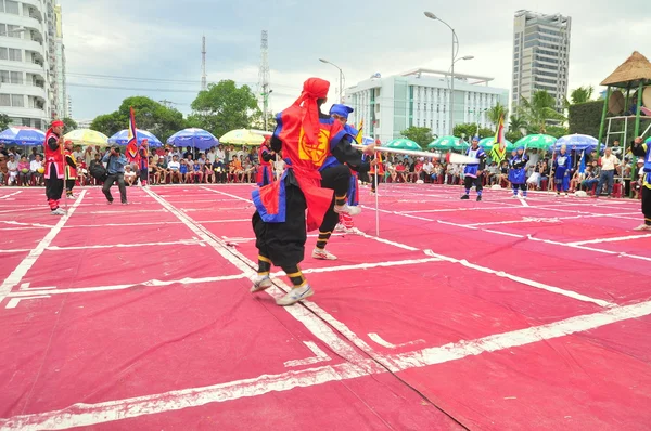 Nha Trang, Vietnam - July 13, 2015: Martial arts of human chess in a festival on the beach of Nha Trang city — Stock Photo, Image