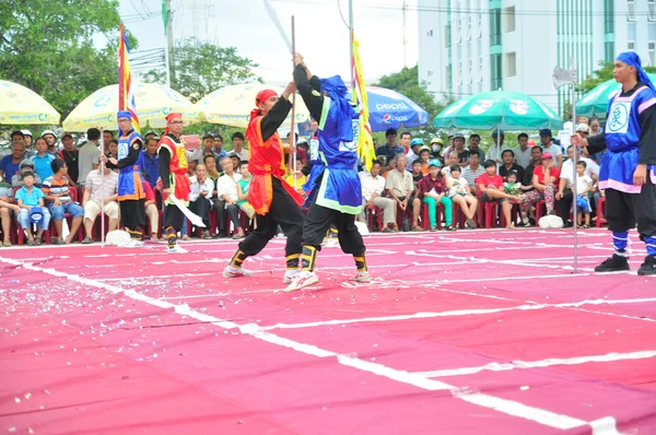 Nha Trang, Vietnam - July 13, 2015: Martial arts of human chess in a festival on the beach of Nha Trang city — Stock Photo, Image