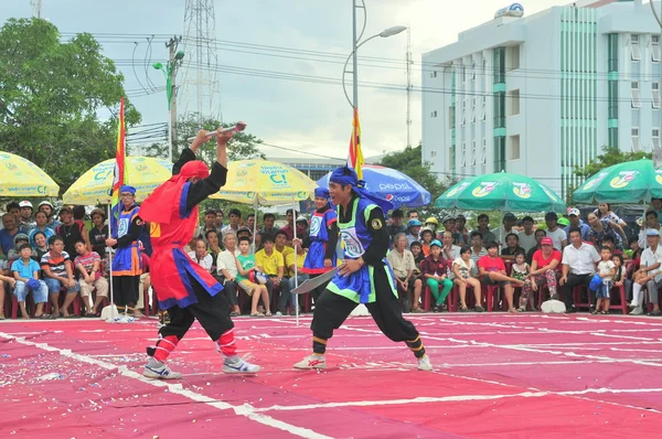 Nha Trang, Vietnam - 13 juli 2015: Martial arts van menselijke Schaken op een festival op het strand van Nha Trang city — Stockfoto
