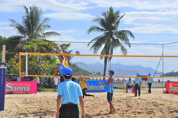 Nha Trang, Vietnam - July 12, 2015: Players are playing in a match in a beach volleyball tournament in Nha Trang city — Stock Photo, Image