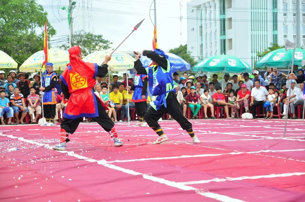 Nha Trang, Vietnam - 13 juli 2015: Martial arts van menselijke Schaken op een festival op het strand van Nha Trang city — Stockfoto