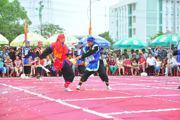 Nha Trang, Vietnam - July 13, 2015: Martial arts of human chess in a festival on the beach of Nha Trang city — Stock Photo, Image