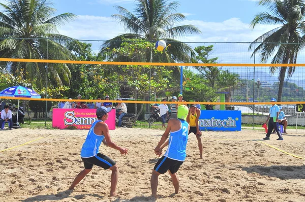Nha Trang, Vietnam - 12 juillet 2015 : Les joueurs jouent dans un match d'un tournoi de beach-volley à Nha Trang — Photo