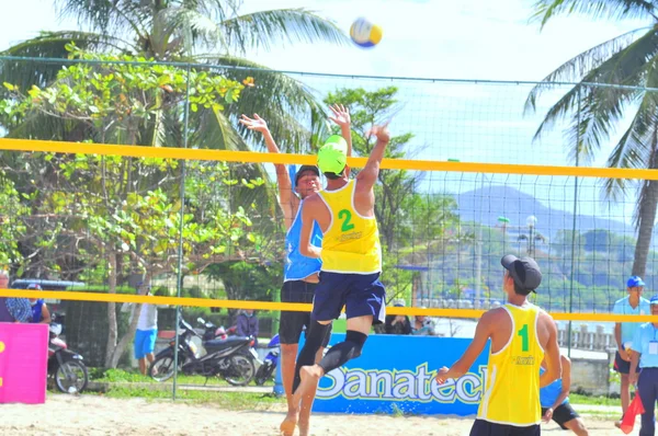 Nha Trang, Vietnam - 12 juillet 2015 : Les joueurs jouent dans un match d'un tournoi de beach-volley à Nha Trang — Photo