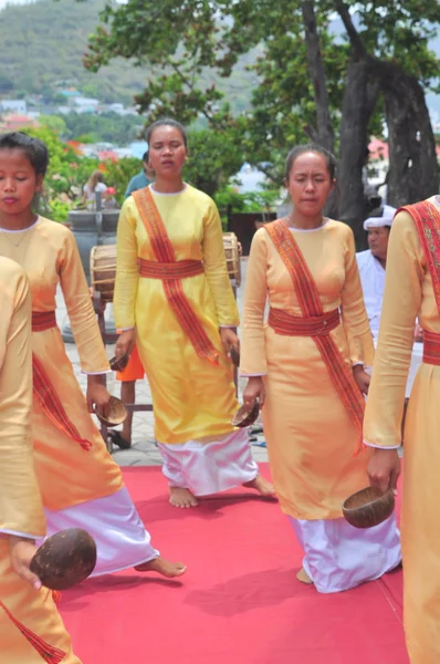 Nha Trang, Vietnam - July 11, 2015: Performing of a traditional folk dance of champa at the Ponagar temple in Nha Trang — Stock Photo, Image