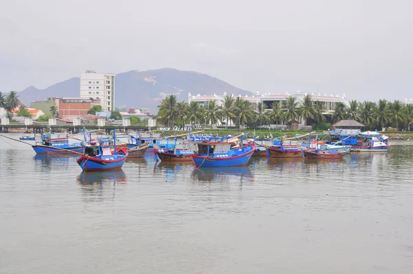 Cai 川のニャチャン市の埠頭で釣り船が係船はニャチャン, ベトナム - 2015 年 7 月 11 日。 — ストック写真