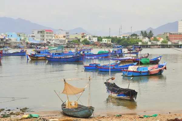 Nha Trang, Vietnam - 11 de julio de 2015: Barcos pesqueros atracan en un muelle en el río Cai de la ciudad de Nha Trang — Foto de Stock