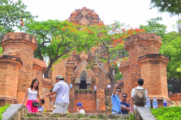 芽庄, 越南-2015年7月11日: 游客正在访问芽庄的波纳加尔寺庙 — 图库照片